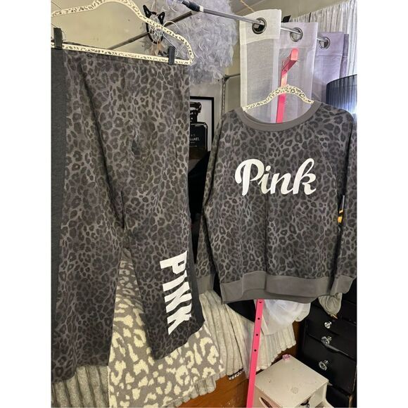 VS pink grey leopard knit sweatsuit set tracksuit- joggers & crewneck small - Picture 3 of 12